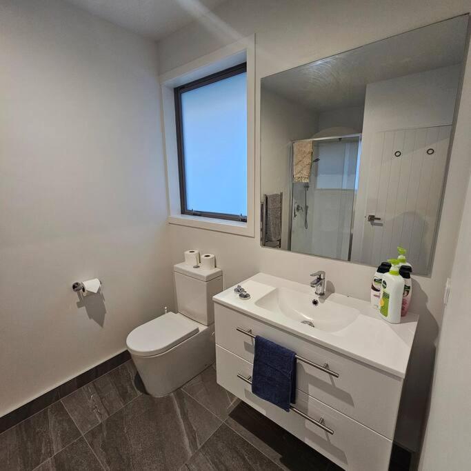 Entire House - Brand New 2 Bedroom House Лоуэр-Хатт Экстерьер фото