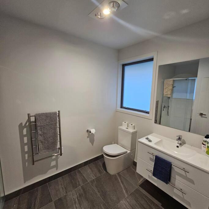 Entire House - Brand New 2 Bedroom House Лоуэр-Хатт Экстерьер фото